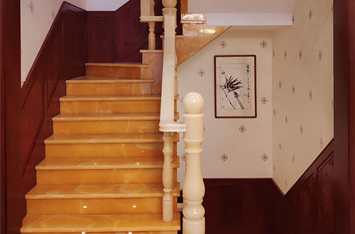 双清中式别墅室内汉白玉石楼梯的定制安装装饰效果